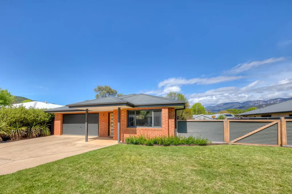 7 Monash Drive, Porepunkah, VIC 3740