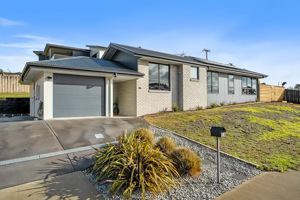 Austins Ferry 3 Bedroom Sleek and Chic: Discover the ultimate move-in-ready Home!!