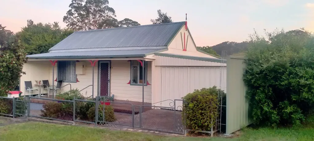Gloucester 2 Bedroom Charming Cottage with Bucketts Mountain Hills view.
