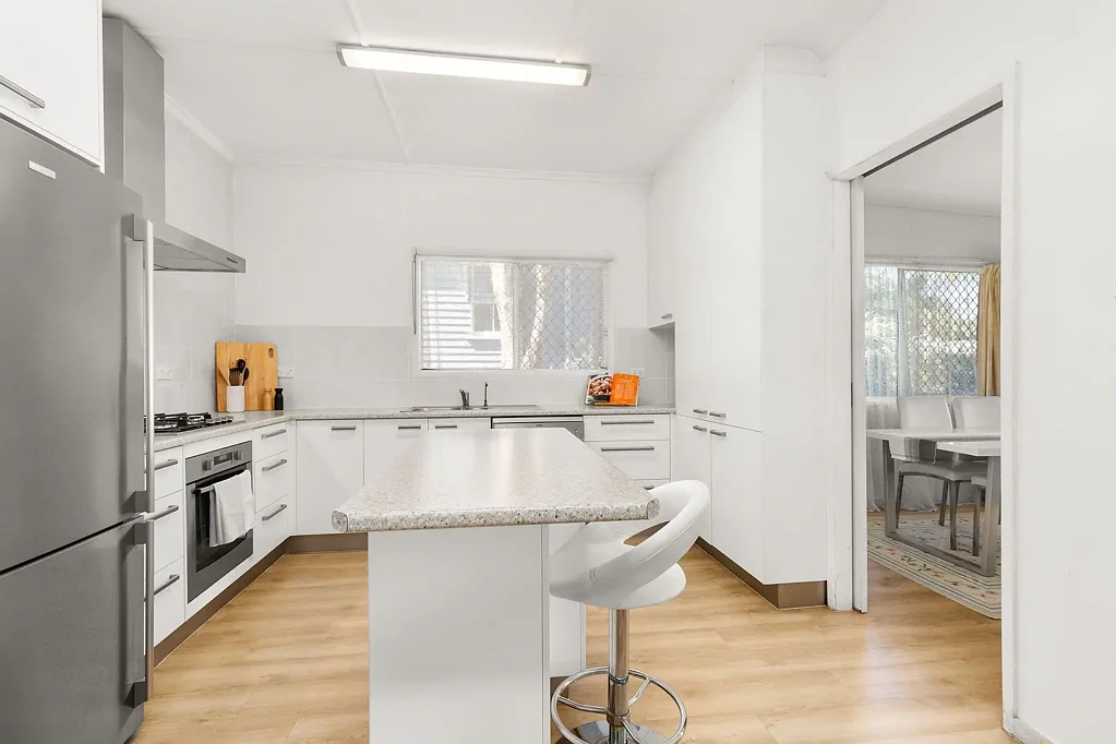 Wynnum 3房 黄金地段Waterview Avenue 600㎡地块 更新厨浴 3房阳光房 超大双车库 卧室带衣柜 岛台厨房 分体空调 位置便利靠近学校火车站购物中心 全方位生活便利。 Family home on the Avenues