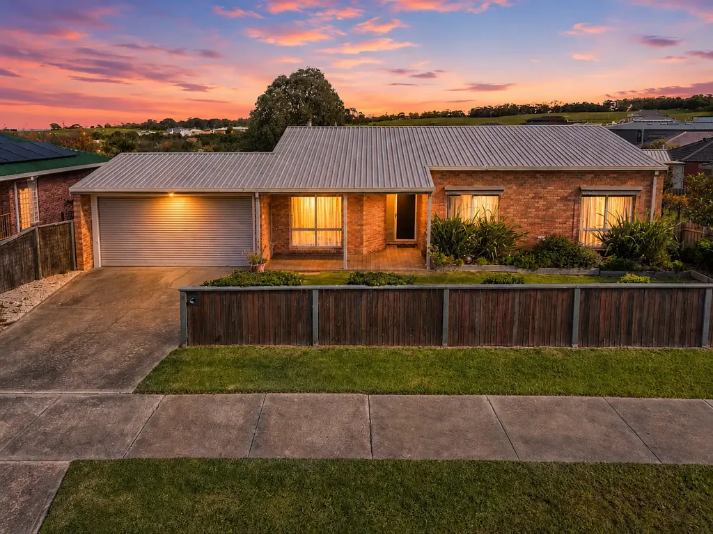 Lakes Entrance 3房  The Ceilings Are High and the Living Is Easy