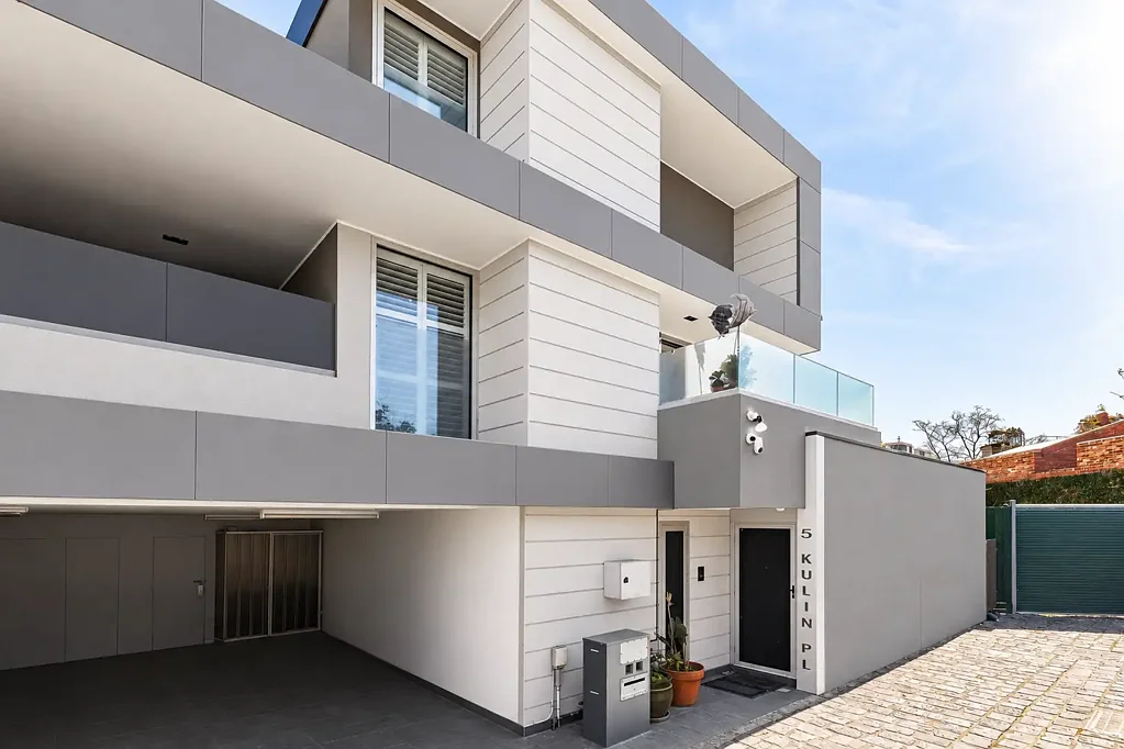 Carlton 3Zimmer Sophisticated living within exclusive blue-chip enclave.