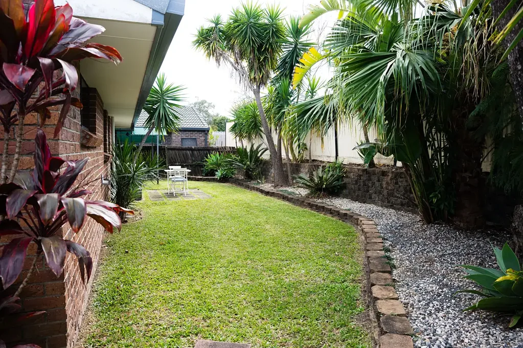 Arundel 3 Bedroom 3 bedroom duplex - fully fenced back yard. NO body Corp. Fabulous location