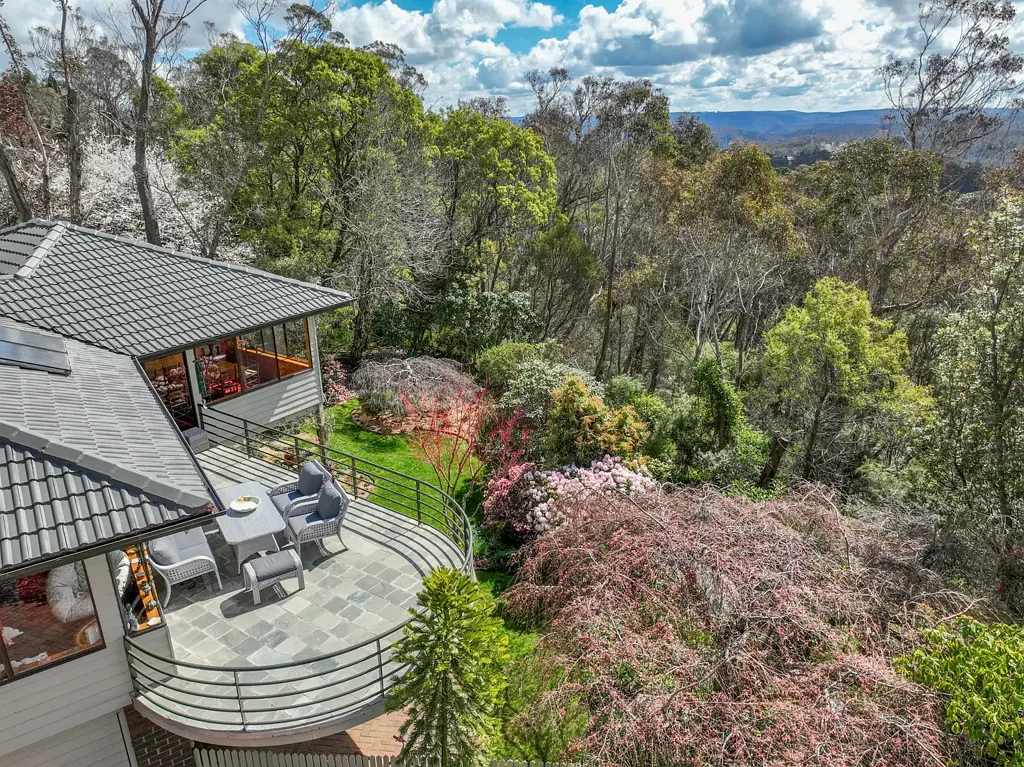 Mount Victoria 4ห้องนอน LIGHT FILLED CHARACTER HOME WITH ENCHANTING GARDENS - OPEN TO VIEW IN THE NEW YEAR!