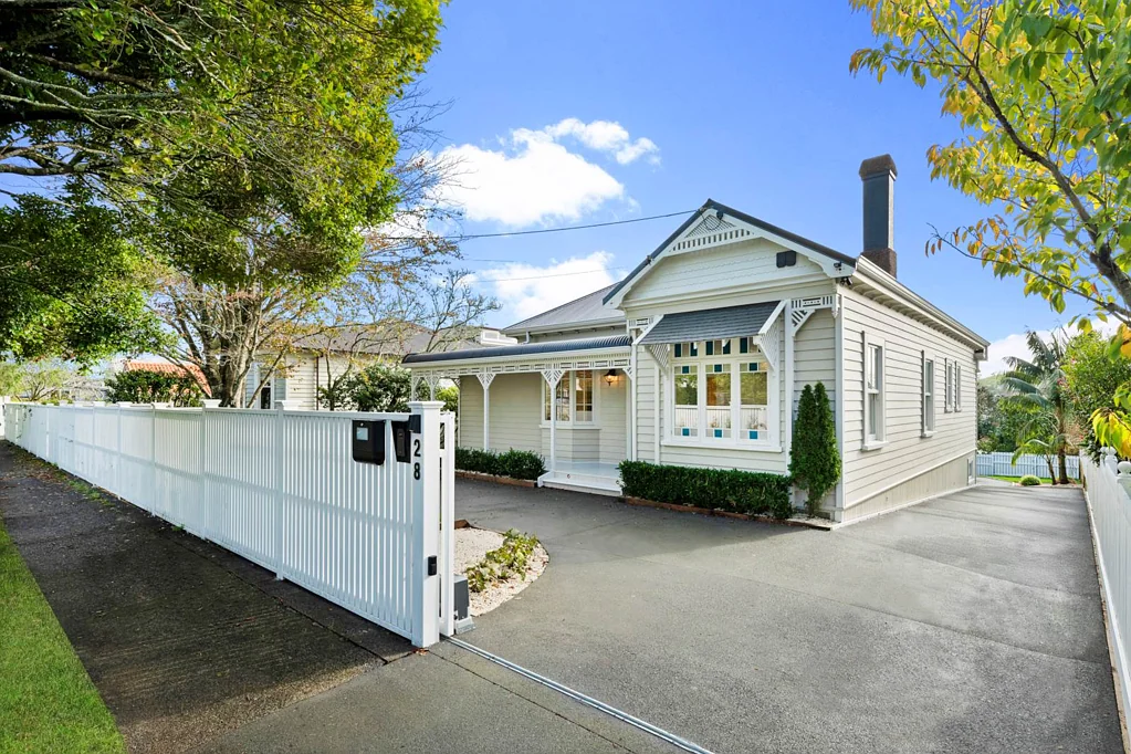 Epsom 5 Bedroom TIMELESS ELEGANCE MEETS MODERN COMFORT