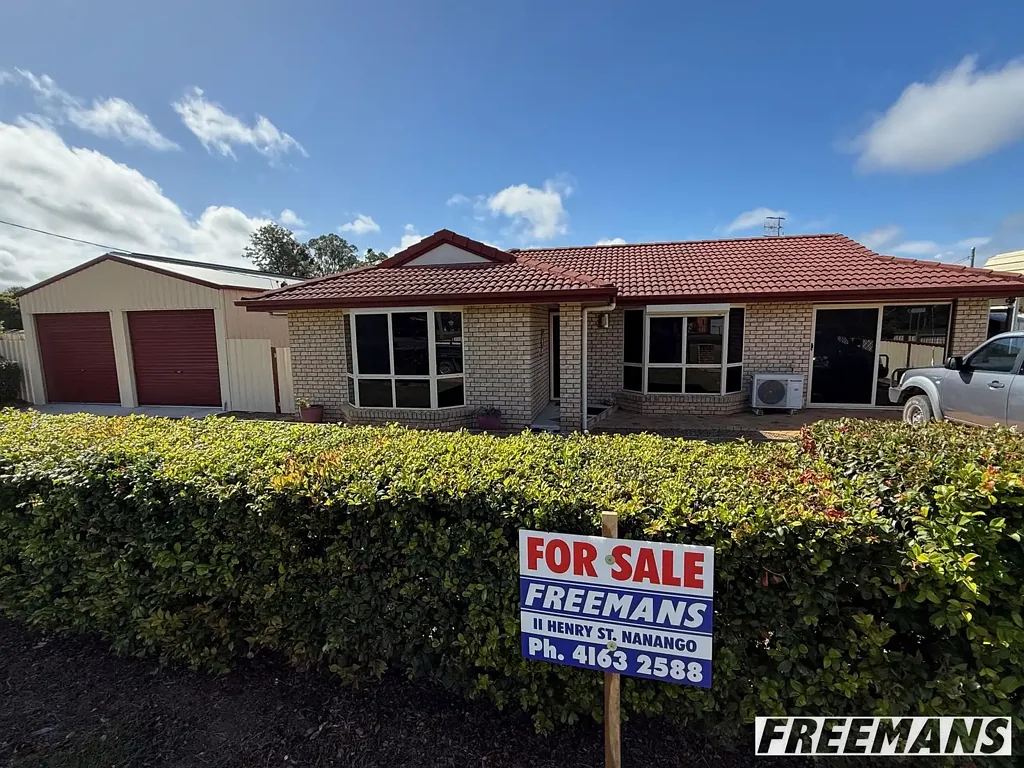 Nanango 3房 随时入住 宽敞800sqm地块 现代舒适 低维护花园 双车库 太阳能系统 超大棚屋 Modern Low-Set Brick Home with Plenty of Car Accommodation