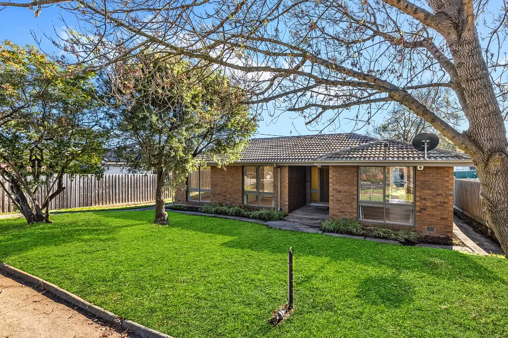 Beautifully renovated home in Frankston High School Zone!