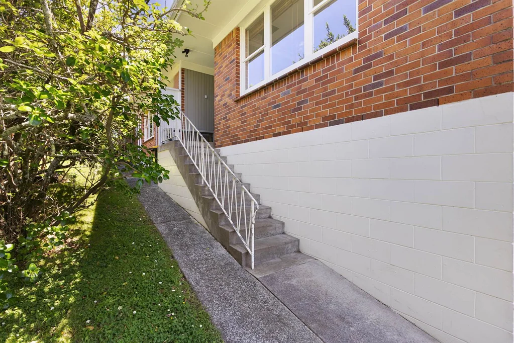 Pakuranga 3房 坐拥都市风光的稀有砖瓦美宅！超大带锁车库+阳光露台，近学校/高速/商圈/公园！ RARE FIND! BRICK & TILE BEAUTY WITH URBAN VIEWS!