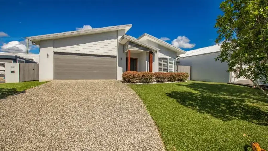 Mudjimba 4房  Immaculate Coastal Living – Beautifully Maintained
