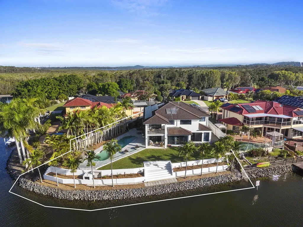 Helensvale 6બેડરૂમ North Facing Waterfront Luxury - Family Lakefront Lifestyle Appeal - Palatial Proportions - Monterey Keys Executive Residence