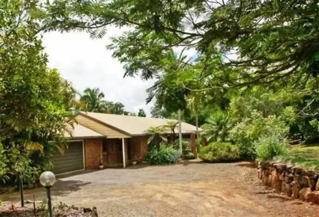 LARGE FAMILY HOME WITH POOL