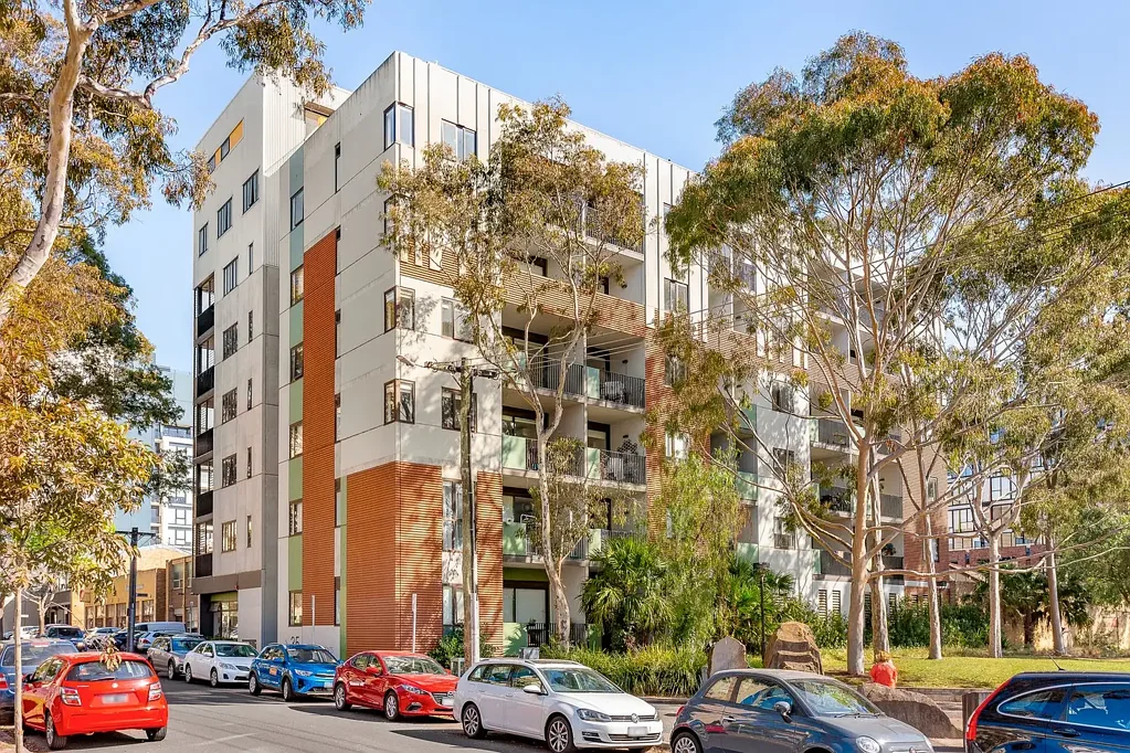 South Yarra 2房 优雅两卧公园景 公寓，精致装修，学习角，豪华厨房，宽敞阳台，主卧套间，欧式洗衣，舒适宜居，繁华Chapel街150米。 Ideal blue-chip investment (over 6% yield) in the heart of the iconic Chapel Street action.