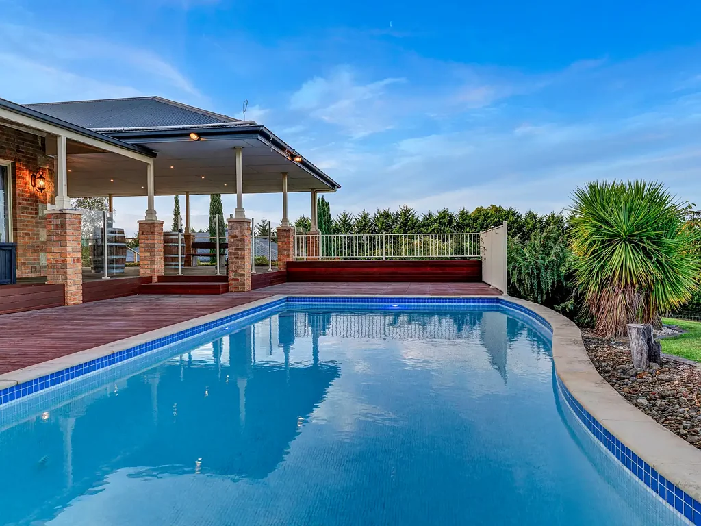 Wandong Convenient Country Luxury on Melbourne's Northern Fringe