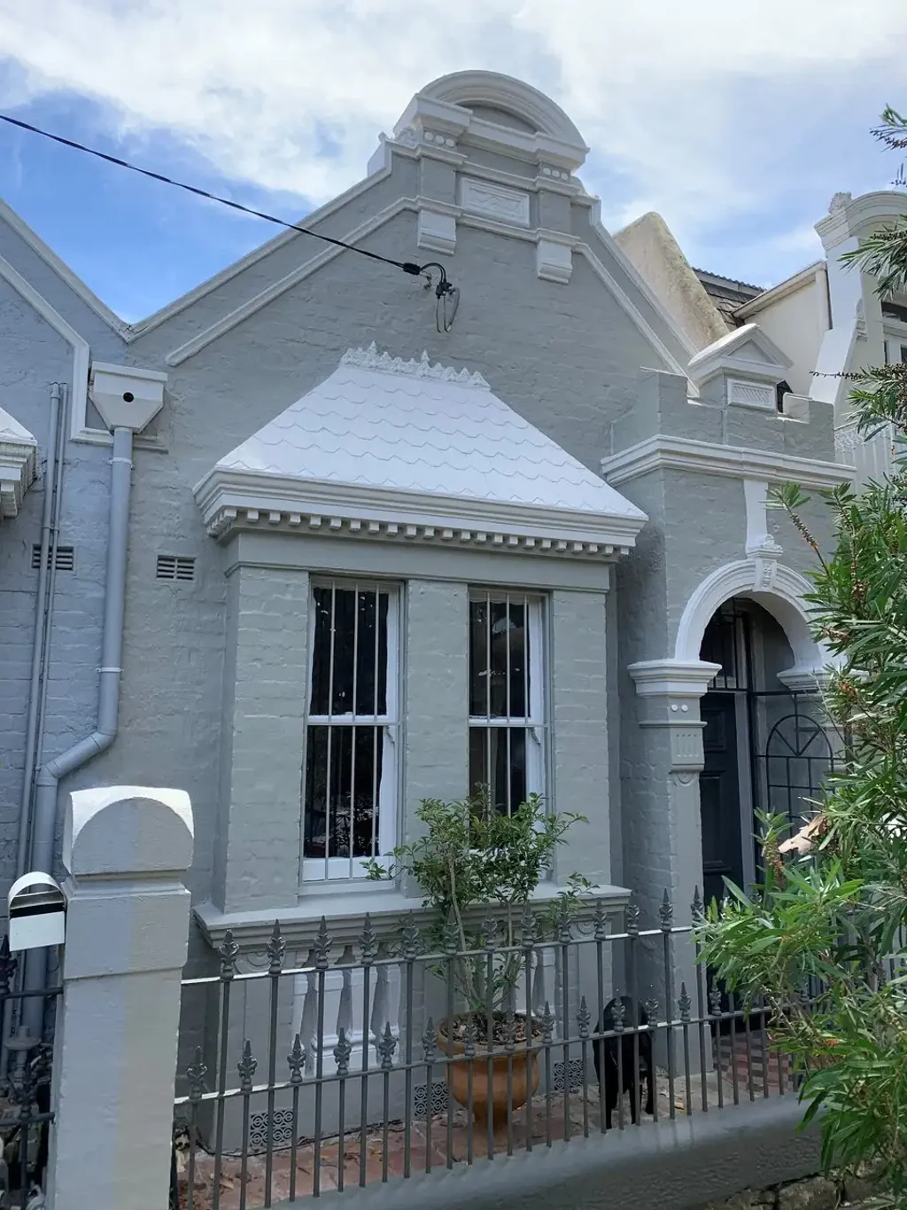 Renovated park side cottage in tightly held pocket