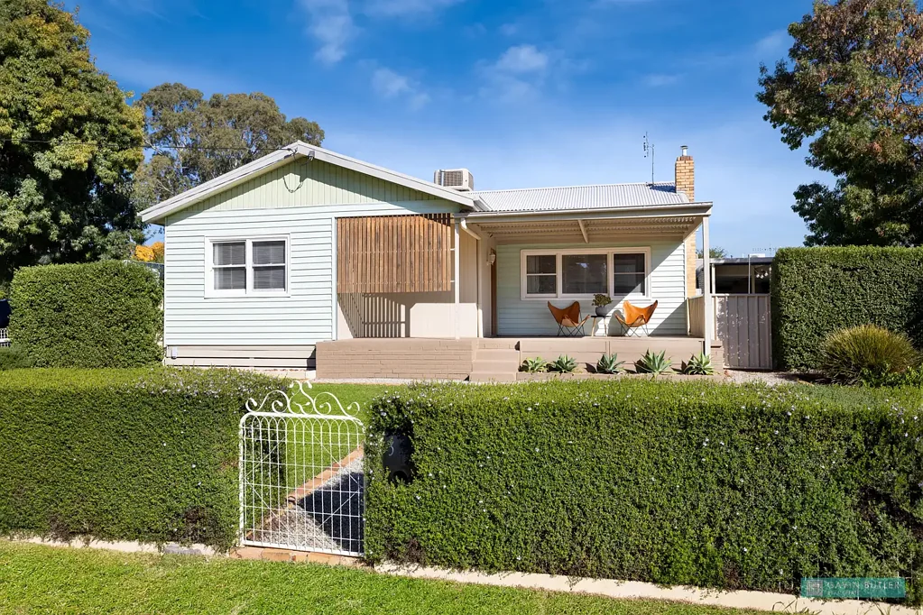 Spring Gully 4 Slaapkamer Beautifully renovated home in the highly sought after Spring Gully locale - "The Entertainer"