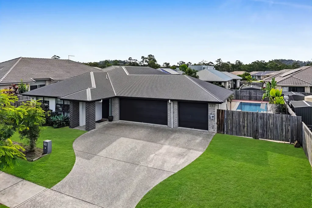 Flagstone 4Zimmer 3 Car Garage | Side Access | Two Living Zones | Pool | 720m2 Block