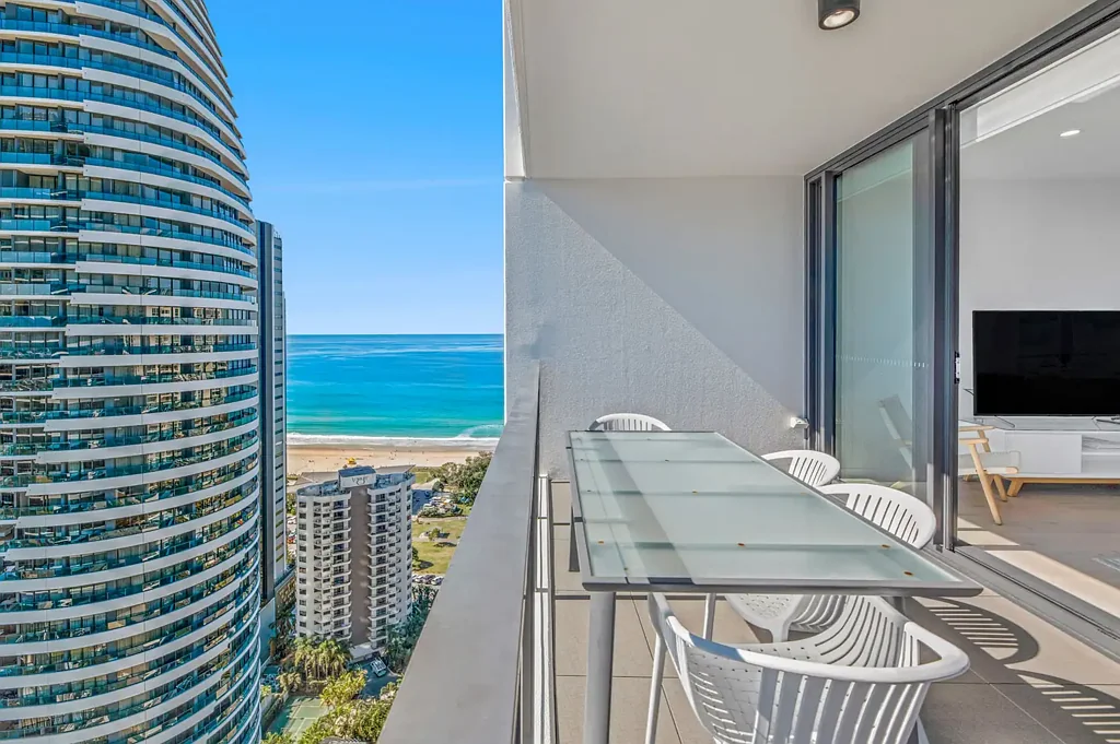 Broadbeach 2房  NORTH FACING APARTMENT WITH 180-DEGREE OCEAN, HINTERLAND AND CITY VIEWS
