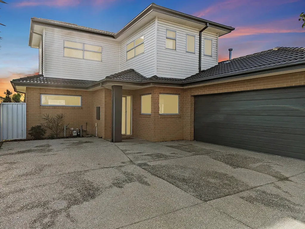 Spacious Townhouse 3 bedroom plus study!!