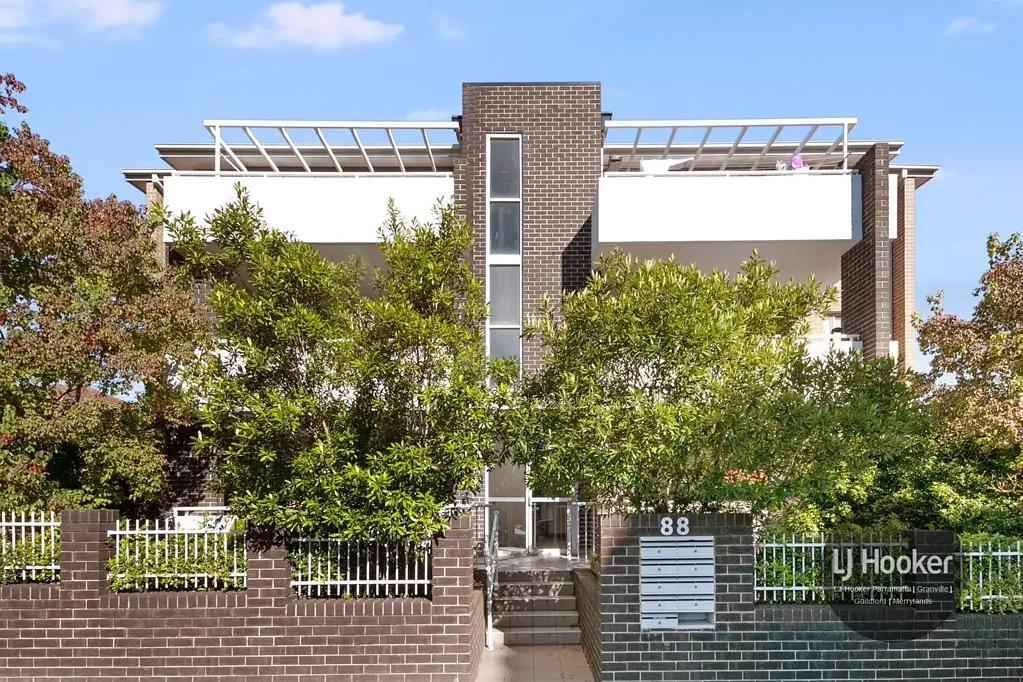 Merrylands 3房 精品八户社区 私密朝北阳台 现代厨房燃气灶 双重安全停车 充足自然阳光 Three Bedroom Unit in Boutique Style Complex - Walk to Station & Shops