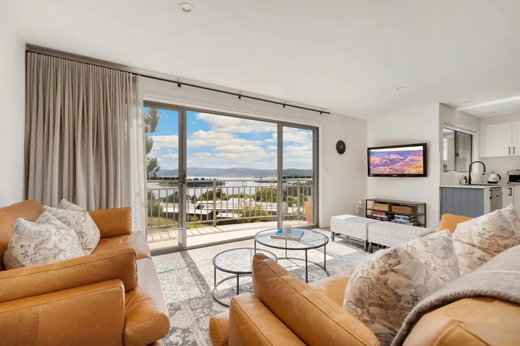 Jindabyne 4침실 Exquisite Fully Renovated and Furnished Townhouse With Lake Views