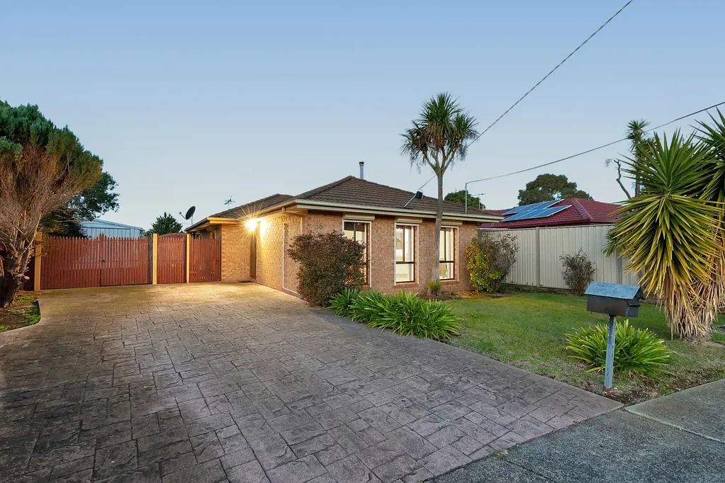 Werribee 3部屋 Centrally located, Charming Home with wide side access!