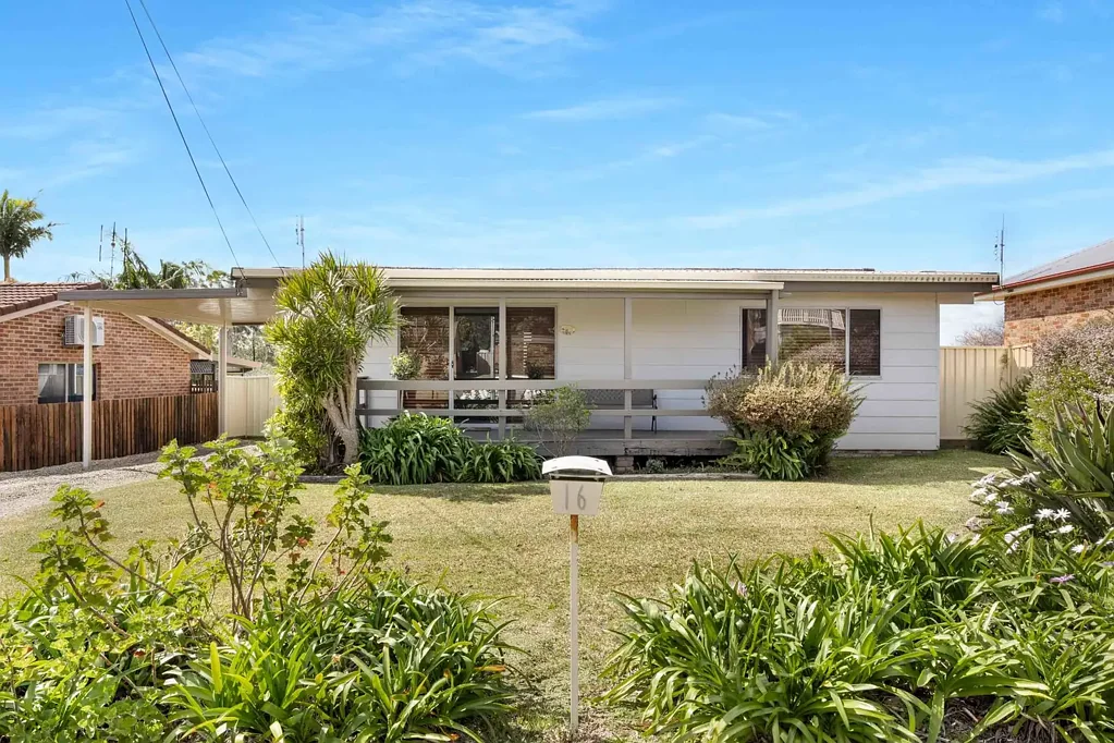 Sussex Inlet 2房  Coastal Gem with Development Potential