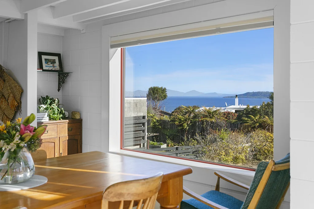 Hilltop 4房  Character Charmer With Breathtaking Views!