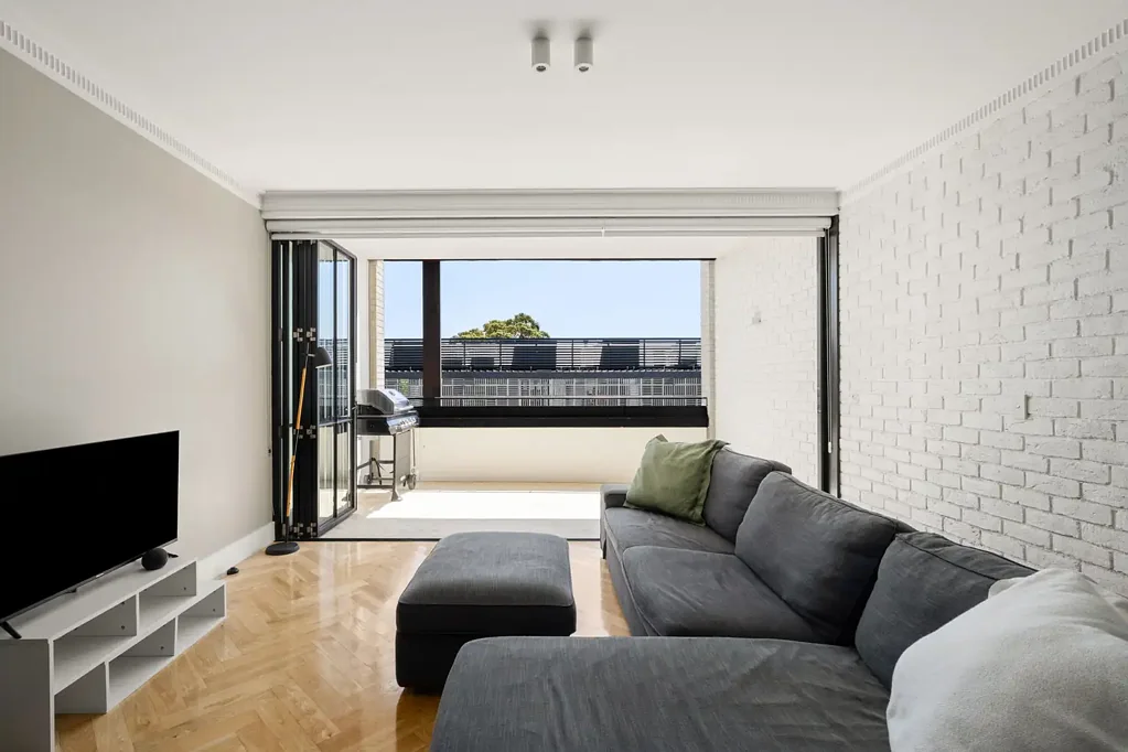 Waterloo 1ਬੈੱਡਰੂਮ Sleek modern living and convenience in city-fringe lifestyle setting