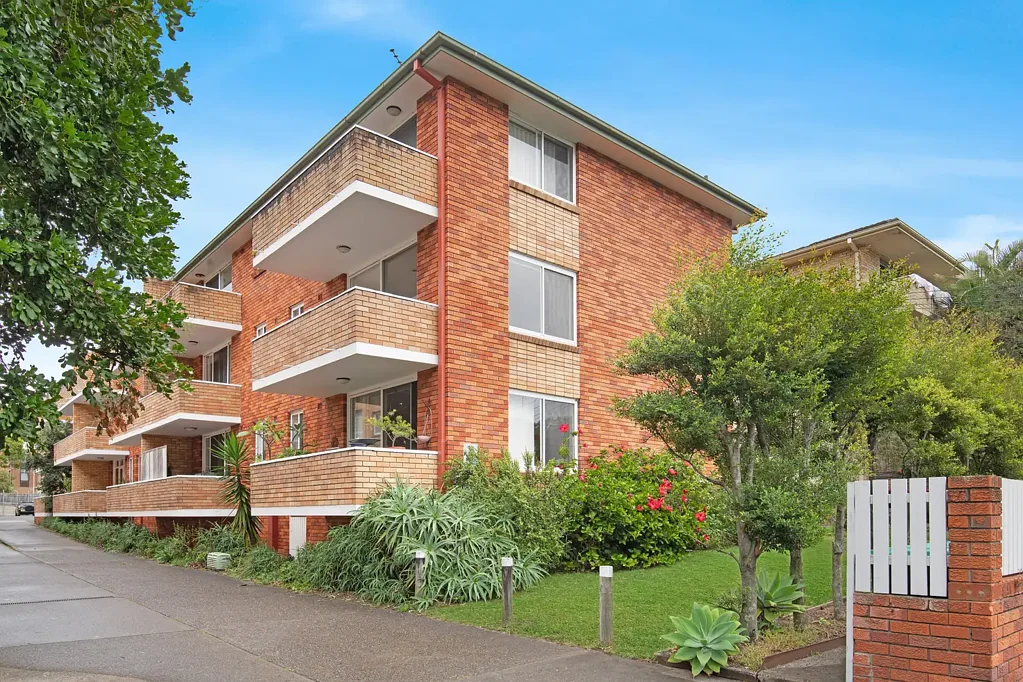 Sun-Drenched Apartment - Perfectly Positioned Between Beach & Shops