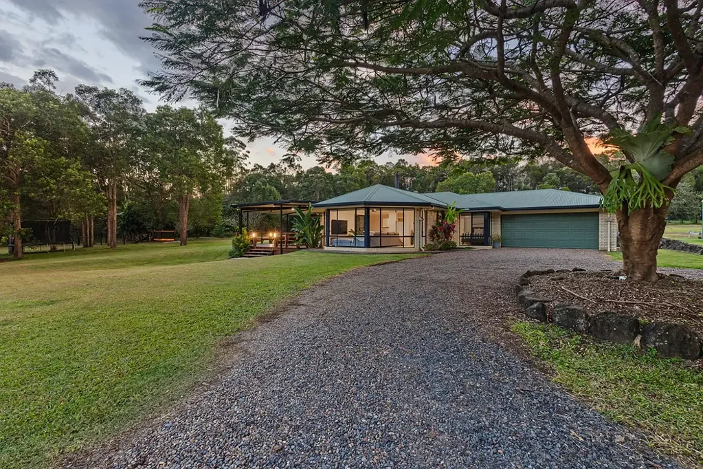 Cootharaba 4房  Acreage Lifestyle with a Noosa Twist