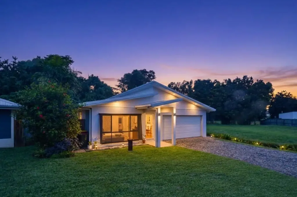 Mission Beach 4ਬੈੱਡਰੂਮ TROPICAL PRIVACY, SPACE & LIFESTYLE – MOMENTS FROM MISSION BEACH-REDUCED ATTRACTIVELY - BUYERS OVER $699,900