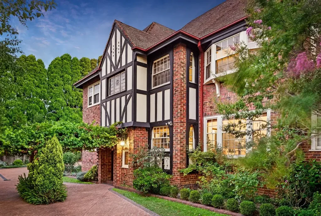 North Facing Ground Floor 1930's Apartment - Gas & Hot Water included!