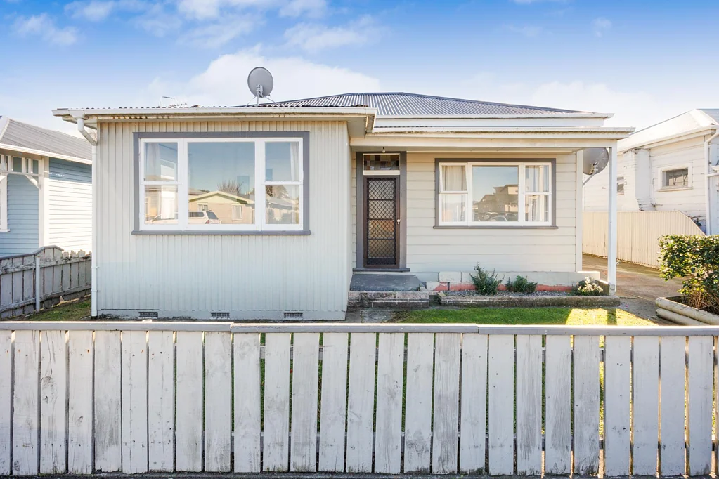 Palmerston North Central 4 Bedroom Central potential with extras!