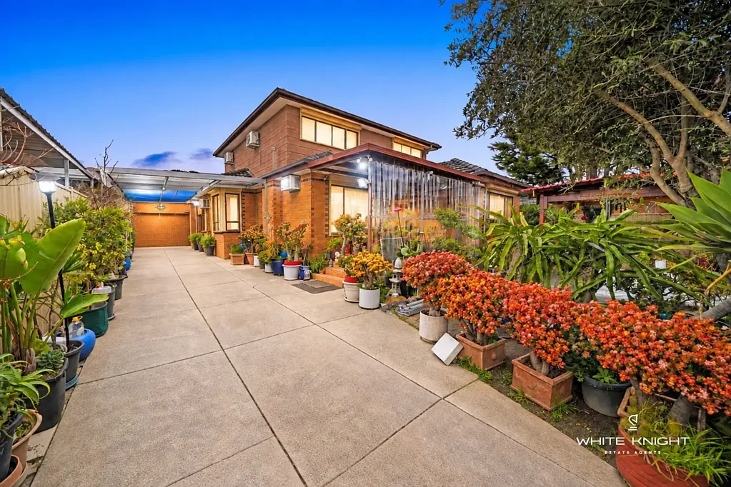 St Albans 5Phòng ngủ Family-Friendly Living with Generous Gardens, Fish Pond & Outdoor Entertaining