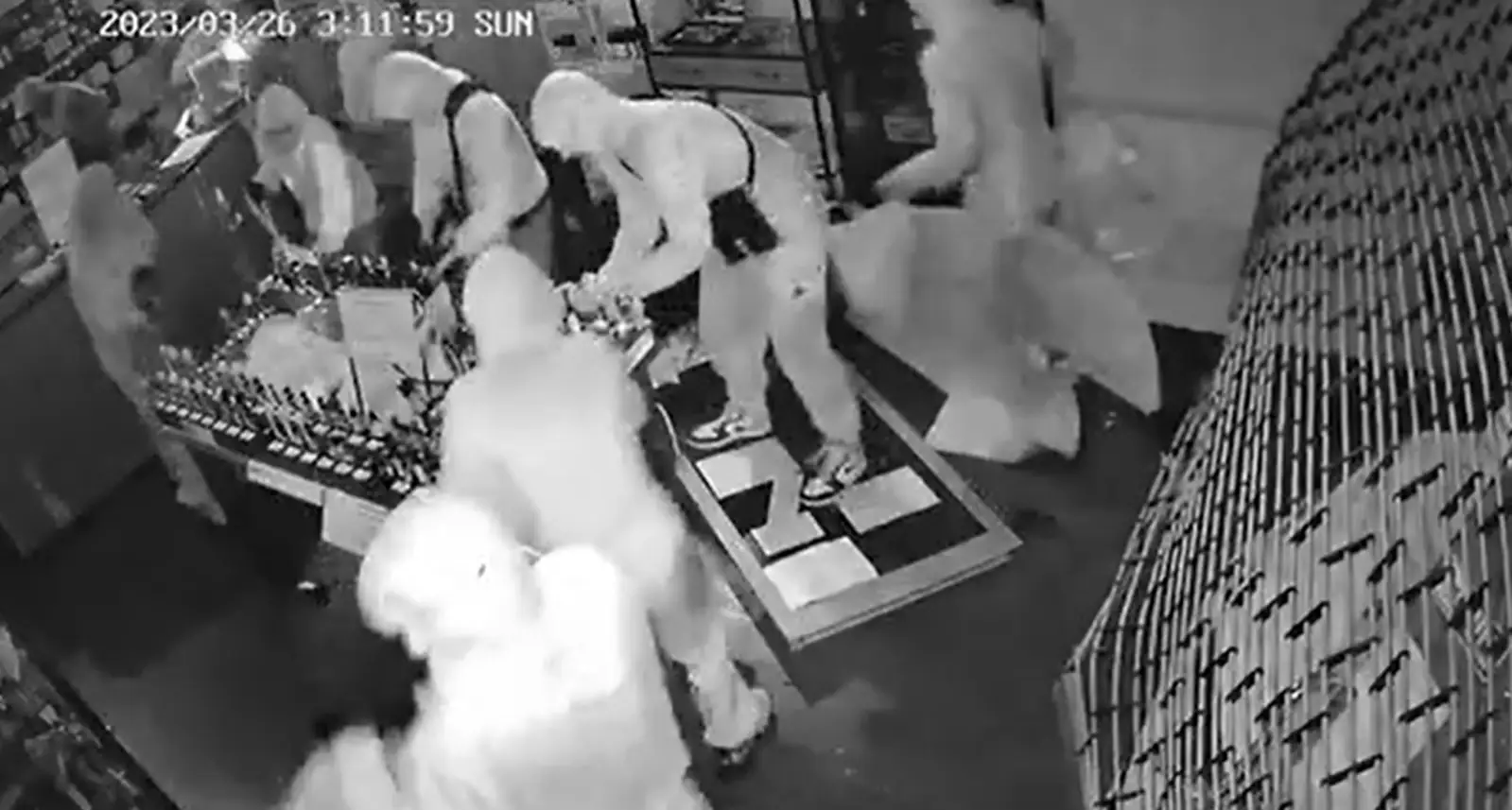 电影都不敢这么拍！新西兰华人遭遇打砸抢，商店1分钟内被12人洗劫！