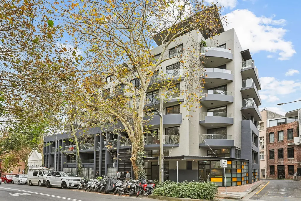 Light-Filled Modern Studio with Secure Parking in the Heart of Surry Hills