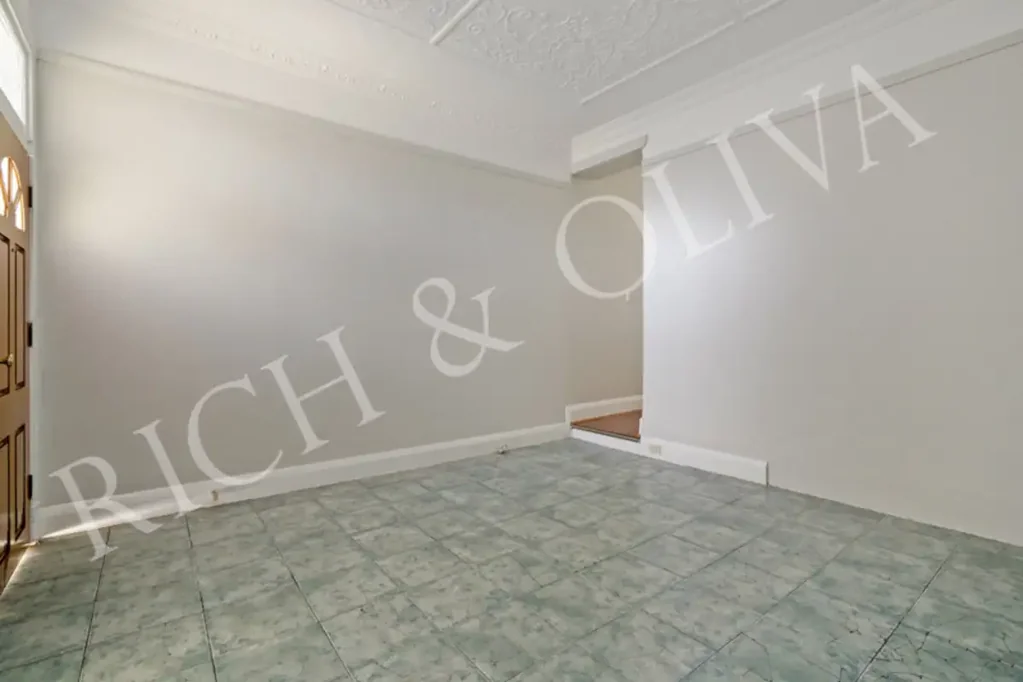 DEPOSIT TAKEN @ $525 pw - Split Level Apartment!