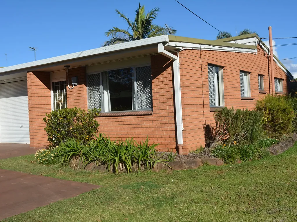 Neat Rangeville Unit Opposite Parkland!