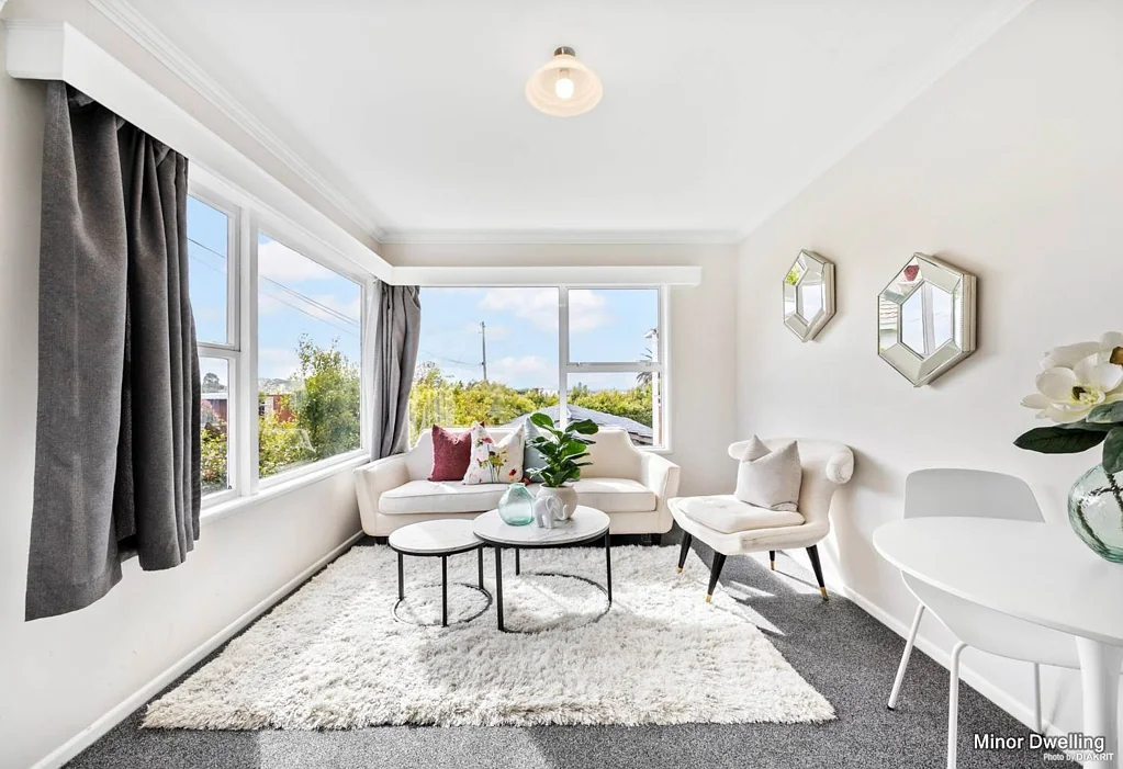 Cozy sunny one bedroom PLUS downstairs sleepout unit in Saint Heliers.