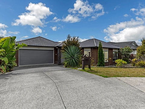 Modern Family Living with Sea Views!