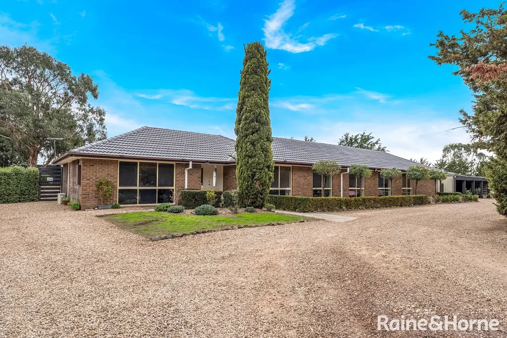 Sunbury 6 Bedroom Versatility and Views on 16.6 Acres (Approx.)