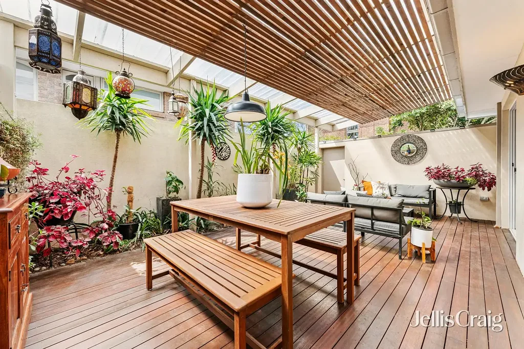 Beaumaris 3房 英式风格别墅 两间卧室书房 两卫浴 开放式生活区 朝北露台 多功能空间 茂盛花园 主卧套件 定制衣柜 不锈钢电器 抛光地板 管道供暖 空调 并排车库 低维护 靠近Royal Melbourne Golf Club 步行至学校商店 An open plan garden hideaway in sun filled bliss