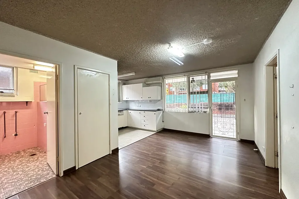 2 BEDROOM UNIT, 1 BATH, 2 CARSPACE WITH COURTYARD