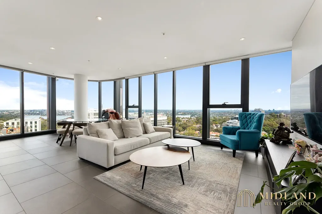 St Leonards 3Kwarto Light-Filled Corner Residence Offering Three Bedrooms & Spectacular City and Harbour Bridge Views