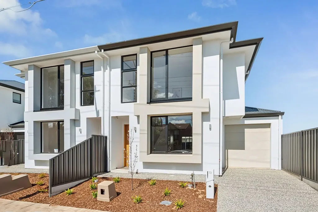 Ashford 3房  Modern Torrens Title Street Fronted Townhouse in Great Location with City & Beach at Your Doorstep!
