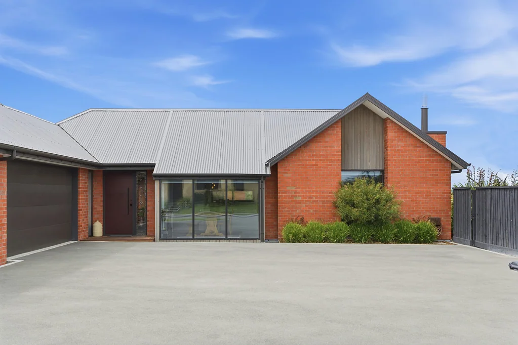 Lincoln 4chambre A Statement Home Of Space, Style and Substance