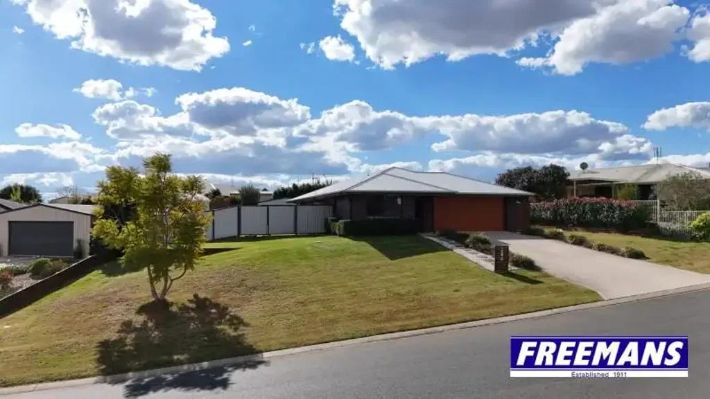 Kingaroy 3غرفة نوم Modern brick built 2018, fenced 1,057m2 allotment