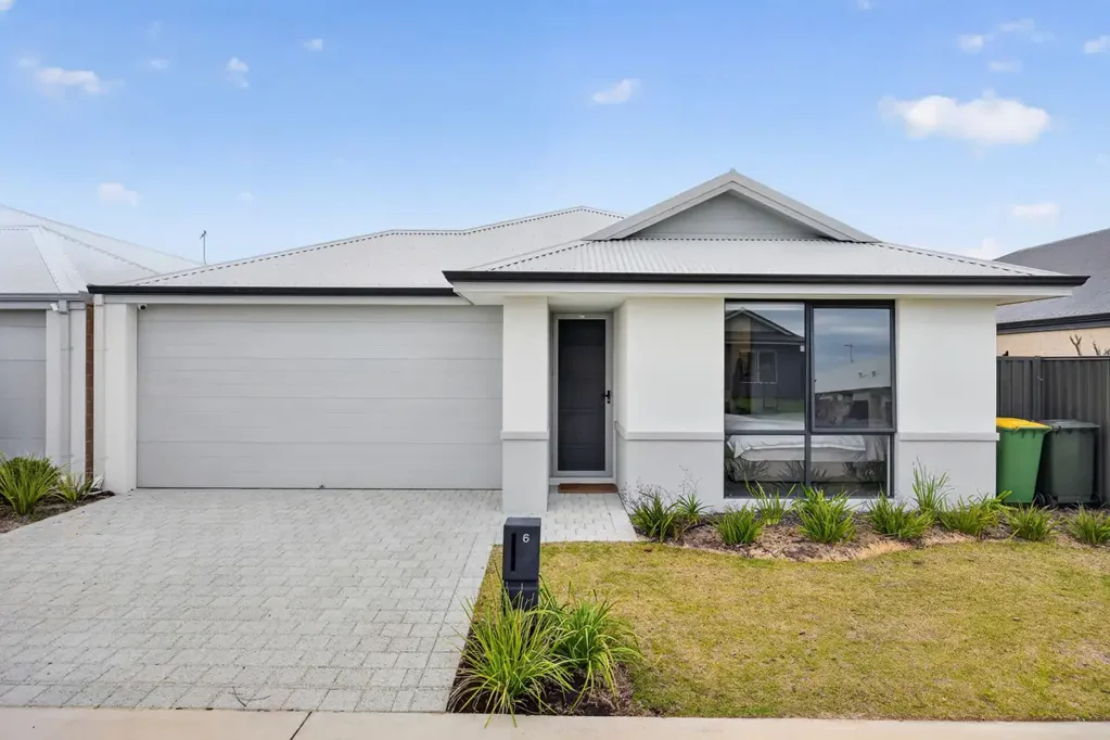 Madora Bay 4Phòng ngủ Why: Because modern comfort meets exclusive coastal positioning in this newly built family home