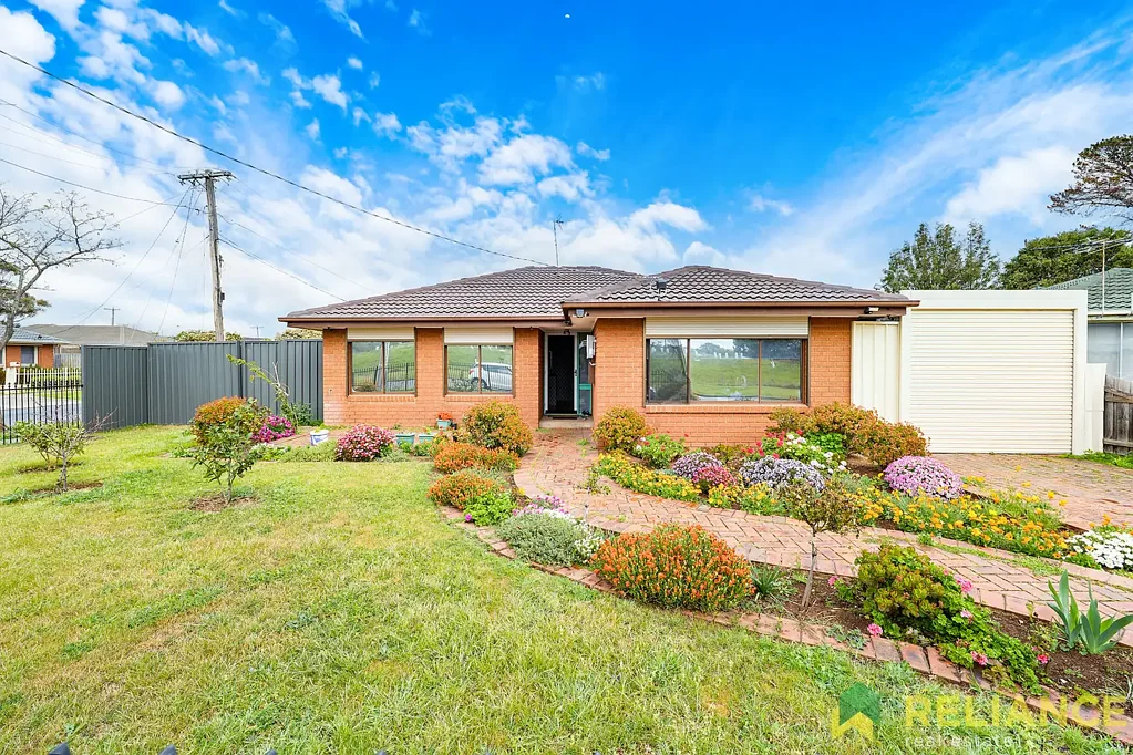 Melton South 3બેડરૂમ Prime Corner Block Opportunity – 3-Bedroom Home at 5 Lang Road, Melton South