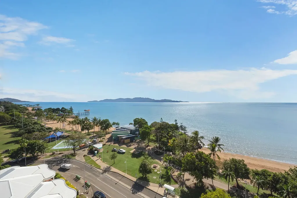 North Ward 1房  STUNNING TENTH-FLOOR UNIT WITH MAGNIFICENT VIEWS
